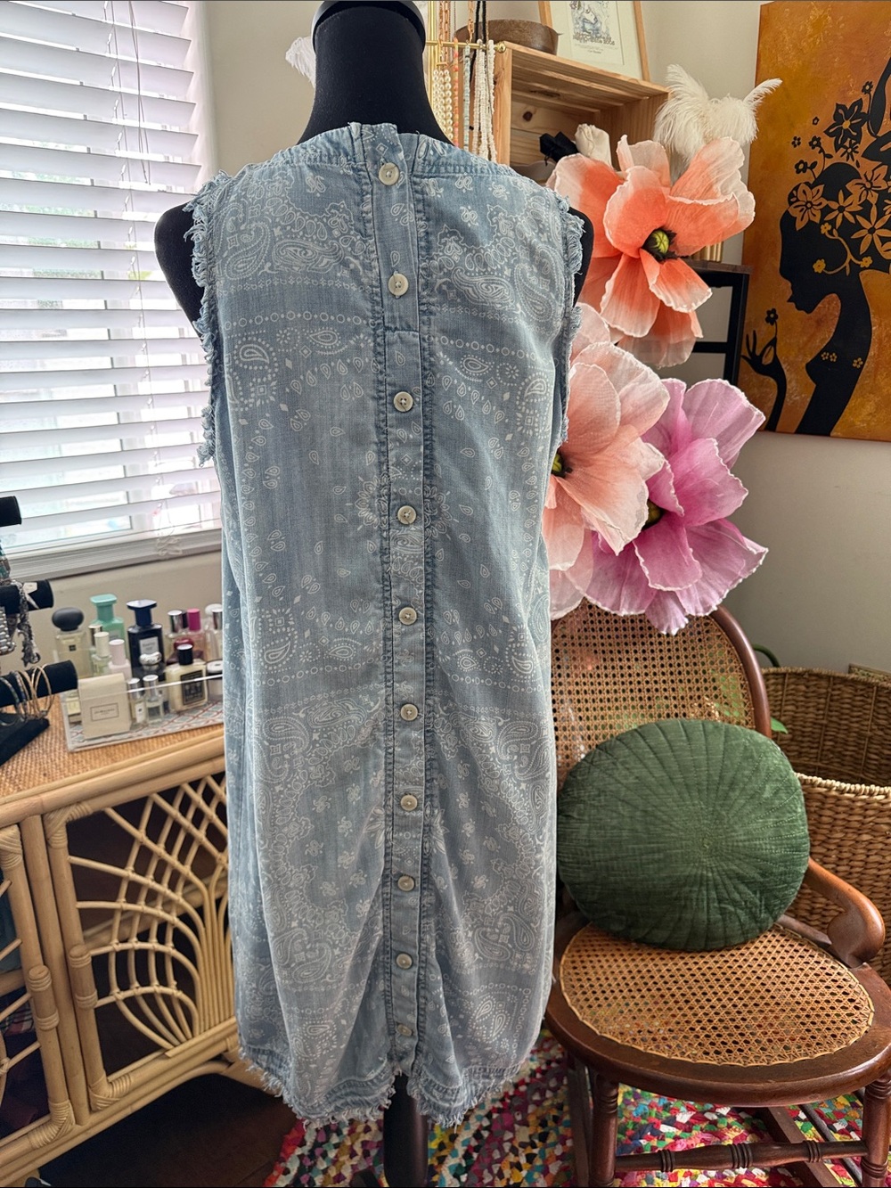 Tahari Dusty Blue Chambray Paisley Bandana Fringe Back Button Boho Resort Dress - Picture 2 of 4
